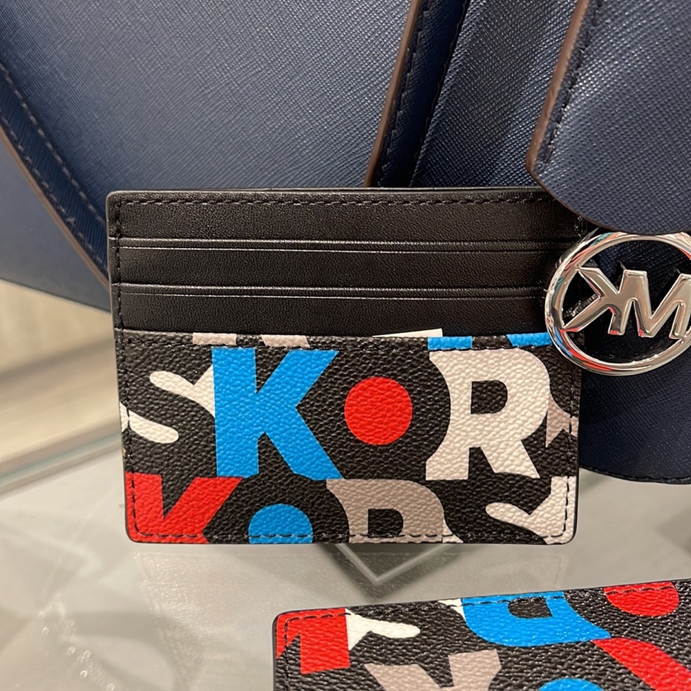 MICHAEL KORS MENS Cooper BLACK MLTI Graphic Logo Tall Card Case
BLACK MULTI NWT - Picture 12 of 16
